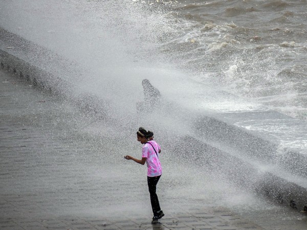 red alert in maharashtra districts, imd forecasts heavy rains